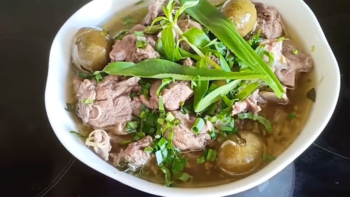 Vịt om sấu được nhiều người yêu thích vì vị ngọt đậm đà của vịt kết hợp với vị chua chua thanh thanh của sấu
