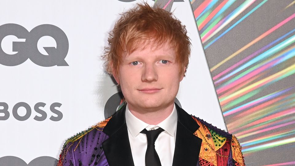 Nam ca sĩ Ed Sheeran cách ly tại nhà sau khi mắc Covid-19